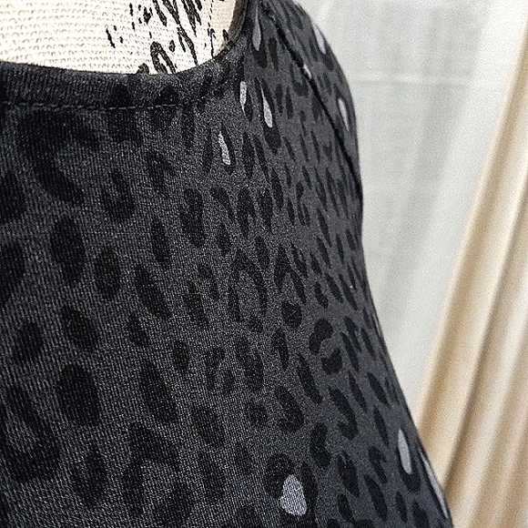 Time and Tru Women's Knit Dress with 3/4-Length Sleeves Leopard Print relaxed - Picture 5 of 11